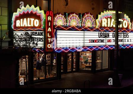 Los Angeles, Californie, États-Unis. 5 septembre 2015. Le théâtre Rialto a été construit en 1917 et acheté par Sid Grauman en 1919. Le chapiteau avec un affichage au néon et une boîte de paiement de style Art déco a été construit en 1923. (Image de crédit : © Ian L. Sitren/ZUMA Press Wire) USAGE ÉDITORIAL SEULEMENT! Non destiné à UN USAGE commercial ! Banque D'Images