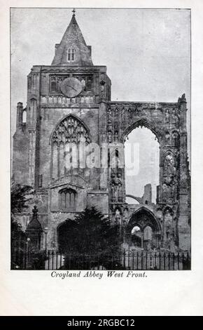 Le front ouest de l'abbaye de Croyland, une église paroissiale de l'Église d'Angleterre, autrefois partie d'une église abbatiale bénédictine, à Crowland dans le comté anglais du Lincolnshire. Banque D'Images