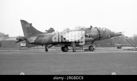 Royal Air Force - Hawker Siddeley Harrier GR.3 XV779 'AB' (msn 712029), de l'escadron de chasse n° 3, à la RAF Gutersloh, pendant un parcours au sol du moteur après un changement d'alternateur CSDU. (Noter les trappes avant du moteur manquantes et ouvrir les portes d'aspiration). Banque D'Images