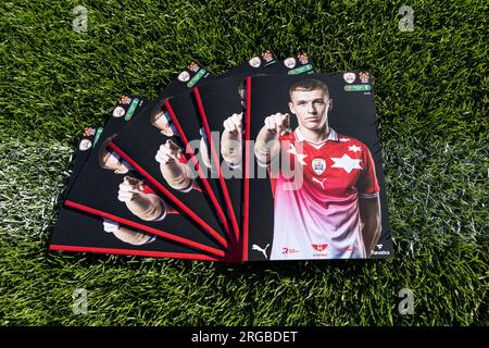 Jack Shepard #41 de Barnsley sur la couverture du programme du jour du match d'aujourd'hui pendant le match de la coupe Carabao Barnsley vs Tranmere Rovers à Oakwell, Barnsley, Royaume-Uni, le 8 août 2023 (photo de Mark Cosgrove/News Images) Banque D'Images