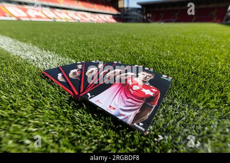 Jack Shepard #41 de Barnsley sur la couverture du programme du jour du match d'aujourd'hui pendant le match de la coupe Carabao Barnsley vs Tranmere Rovers à Oakwell, Barnsley, Royaume-Uni, le 8 août 2023 (photo de Mark Cosgrove/News Images) Banque D'Images