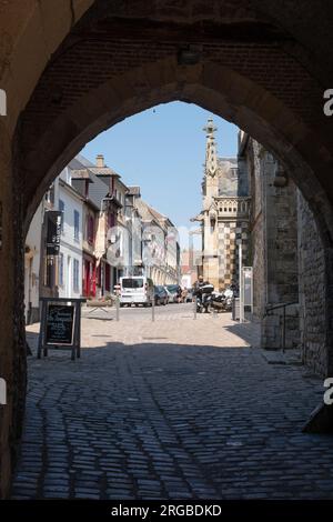 Vue à travers la porte de Nevers à la place St Martin, Saint Valery sur somme Banque D'Images