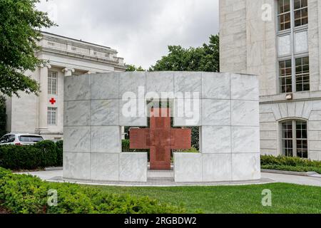 Washington, DC - 7 septembre 2022 : 'Red Cross Emblem' de Larry Kirkland siège sur le terrain du siège national de la Croix-Rouge américaine. Banque D'Images