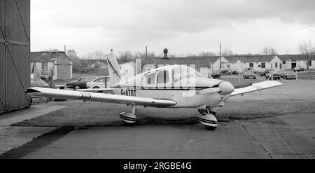 Piper PA-28-180 Cherokee C G-ATOT (msn 28-3061), à Half Penny Green en mai 1978. Banque D'Images