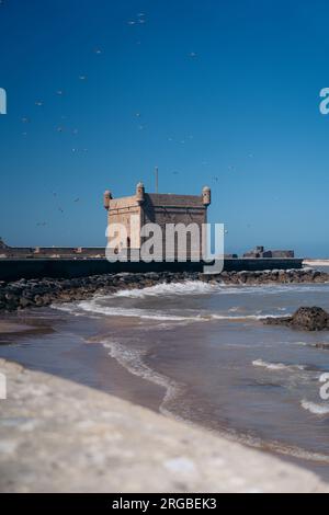 Sqala du Port d Essaouira : forteresse historique au Maroc, offrant une vue panoramique sur la mer et un aperçu du patrimoine maritime de la ville Banque D'Images