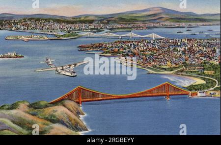 Golden Gate Bridge et Oakland Bay Bridge, quartier des affaires de San Francisco, Californie, États-Unis, avec Oakland, Berkeley, Alameda et East Bay villes au loin Banque D'Images