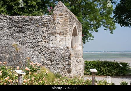 Porte Jeanne d'Arc, Saint Valery sur somme avec le Crotoy au loin Banque D'Images