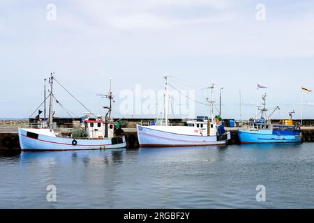 Trois petits bateaux de pêche amarrés à la jetée du port, Danemark, Europe, trois bateaux de pêche Banque D'Images
