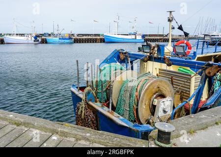 Bateau de pêche ancré au port, navire traditionnel closeup avec des filets de pêche enveloppés et de l'équipement, pêche, Danemark, Europe Banque D'Images