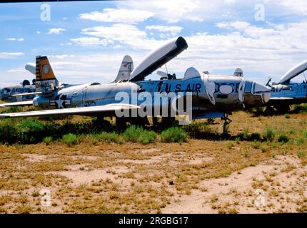 United States Air Force - Lockheed T-33A-1-LO 51-4492 (msn 580-5787), à la base aérienne de Davis-Monthan pour entreposage et élimination, vers 1970. Récupéré et délivré à la Marine américaine comme drone cible QT-33, BuAer numéro 156027, le 23 mars 1973. Banque D'Images