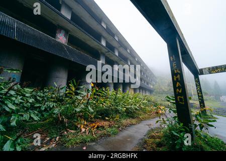 Ruinas do Monte Palace Hotel : Découvrez la mystique du luxe abandonné aux Açores, alors que ces ruines racontent une histoire d'opulence et de temps Banque D'Images