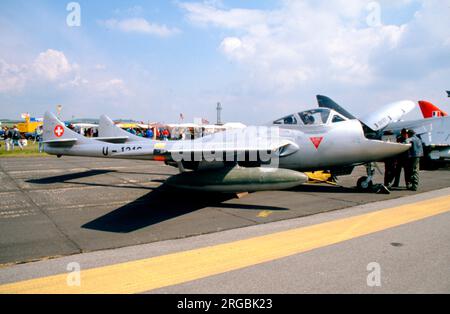 Swiss Air Force - de Havilland DH.115 Vampire T.55 U-1216 (msn 976), au Boscombe Down - spectacle aérien du 50th anniversaire de la bataille d'Angleterre, le 9 juin 1990. (Allemand: Schweizer Luftwaffe; français: Forces eyriennes suisses; italien: Forze aeree svizzere; romanche: Aviatica militara svizra) Banque D'Images
