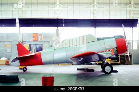 North American AT-6D Harvard III EZ407 (msn 88-16712), du vol historique de la Royal Navy à la Royal Naval Air Station Yeovilton. (Ex portugais AF 1656, vu ici dans le hangar de maintenance RNHF encore en marques portugaises, ayant été retourné à la RNHF le 3/7/79, après quoi il a été restauré à l'état de vol. Il a été vendu à une vente aux enchères de Sothebys à la fin de 1994 après avoir été entreposé au RNAS Lee-on-Solent pendant 9 ans. Maintenant enregistré comme N407EZ aux États-Unis et volant dans les marques de la Marine royale.). Banque D'Images