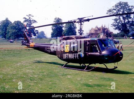 Luftwaffe - Dornier-Bell UH-1D 71+57 (msn 8217), de Hubschraubertransportgeschwader 64, au Château Ashby pour les Championnats du monde d'hélicoptères 5th, le 26 juin 1986, avec le numéro de compétition '22'. (Remarque : le D est destiné à l'Allemagne et n'est pas lié à l'armée américaine UH-1D). Banque D'Images