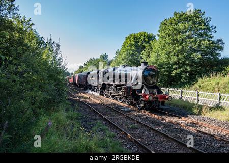44932 LMS Class 5MT Black5 4-6-0 locomotive et matériel roulant passant par long Preston le 8 août 2023 Banque D'Images