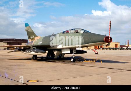 United States Air Force (USAF) - North American F-100F-10-NA Super Sabre 56-3861 (msn 243-137) Banque D'Images