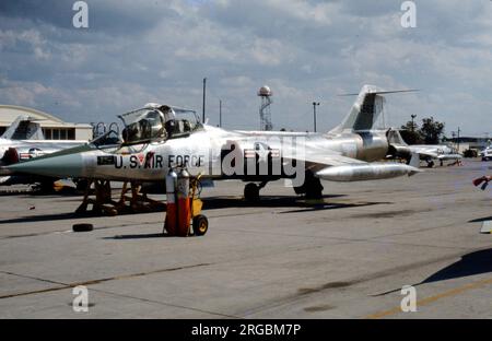 Luftwaffe / United States Air Force (USAF) - Lockheed TF-104g Starfighter 66-13631 / 28+12 (msn 583F-5942), opérant à partir de la base aérienne Luke, Arizona. Construit pour la Luftwaffe, mais exploité par l'USAF pour la formation des pilotes allemands. (Une fois la mission d'entraînement terminée, cet avion a été vendu à l'Armée de l'Air de la République de Chine sous la forme « 4197 »). Banque D'Images