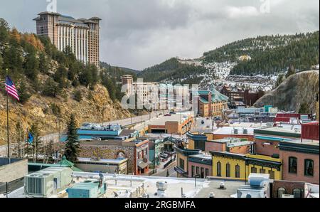 Photographie de l'endroit où la vieille ville historique se rencontre avec les nouveaux bâtiments extravagants du quartier des casinos de Blackhawk et Central City, Colorado. Banque D'Images