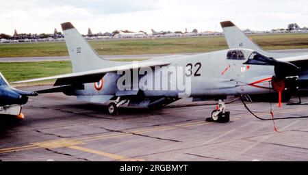 Aeronavale - chance Vought F-8E Crusader 32 (msn 1249), à Greenham Common pour le International Air Tattoo le 29 juin 1981. (Aéronautique - Aéronautique navale - Aviation navale française) Banque D'Images