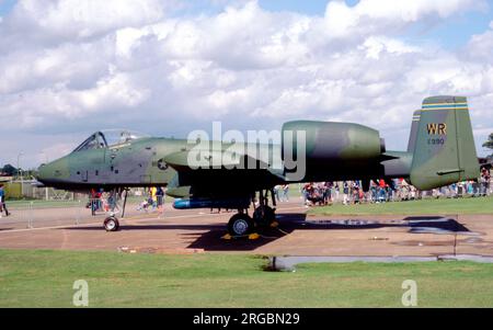 United States Air Force (USAF) - Fairchild Republic A-10A Thunderbolt II 81-0990 (MSN A10-0685 code de base WR'), de la 52nd tactique Fighter Wing, à RAF Alconbury le 14 août 1982. Banque D'Images