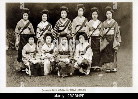 Prince Henry Duc de Gloucester et la «mission de jarretière» au Japon pour accorder à l'empereur Showa (Hirohito) (1901-1989) le Chevalier étranger de l'ordre de la jarretière (KG) ; conféré en 1929, révoqué en 1941, restauré en 1971. Les filles japonaises à une Garden Party, Yokohama - 11 mai - «donné» aux officiers et aux hommes du HMS Suffolk. Banque D'Images