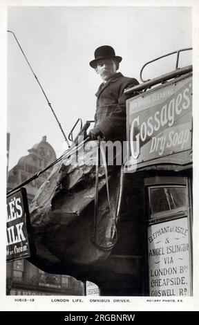 London Life - conducteur d'un omnibus à cheval. Le dernier bus à cheval de la LGOC a circulé en octobre 1911 entre London Bridge et Moorgate Street, le dernier dans le centre de Londres a couru en mars 1912 et le dernier de tous à Londres a couru en août 1914, après quoi beaucoup de chevaux ont été nécessaires pour le service de guerre. La grande majorité des bus ont été démantelés. Banque D'Images