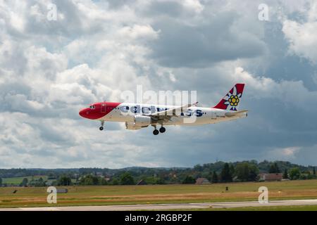 Zurich, Suisse, le 13 juillet 2023 l'Airbus A320-214 HB-IJW Edelweiss Air atterrit sur la piste 14 Banque D'Images