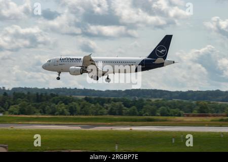 Zurich, Suisse, le 13 juillet 2023 l'Airbus A320-211 de D-AIQS Lufthansa atterrit sur la piste 14 Banque D'Images