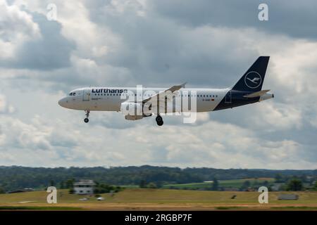 Zurich, Suisse, le 13 juillet 2023 l'Airbus A320-211 de D-AIQS Lufthansa atterrit sur la piste 14 Banque D'Images