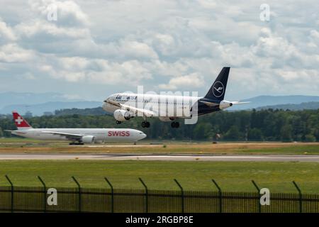 Zurich, Suisse, le 13 juillet 2023 l'Airbus A320-211 de D-AIQS Lufthansa atterrit sur la piste 14 Banque D'Images