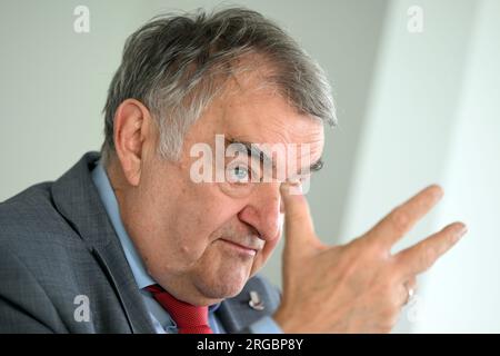 Duesseldorf, Allemagne. 08 août 2023. Herbert Reul (CDU), ministre de l'intérieur de Rhénanie-du-Nord-Westphalie, intervient lors d'une interview avec l'Agence de presse allemande. Crédit : Federico Gambarini/dpa/Alamy Live News Banque D'Images