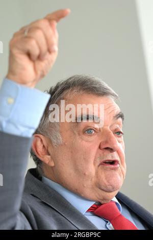 Duesseldorf, Allemagne. 08 août 2023. Herbert Reul (CDU), ministre de l'intérieur de Rhénanie-du-Nord-Westphalie, intervient lors d'une interview avec l'Agence de presse allemande. Crédit : Federico Gambarini/dpa/Alamy Live News Banque D'Images