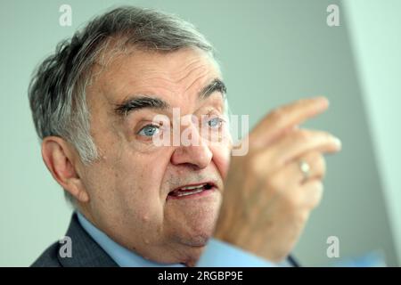 Duesseldorf, Allemagne. 08 août 2023. Herbert Reul (CDU), ministre de l'intérieur de Rhénanie-du-Nord-Westphalie, intervient lors d'une interview avec l'Agence de presse allemande. Crédit : Federico Gambarini/dpa/Alamy Live News Banque D'Images