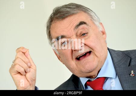 Duesseldorf, Allemagne. 08 août 2023. Herbert Reul (CDU), ministre de l'intérieur de Rhénanie-du-Nord-Westphalie, intervient lors d'une interview avec l'Agence de presse allemande. Crédit : Federico Gambarini/dpa/Alamy Live News Banque D'Images