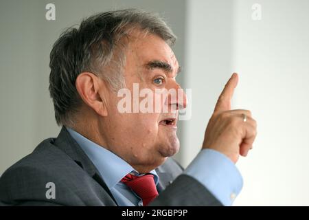 Duesseldorf, Allemagne. 08 août 2023. Herbert Reul (CDU), ministre de l'intérieur de Rhénanie-du-Nord-Westphalie, intervient lors d'une interview avec l'Agence de presse allemande. Crédit : Federico Gambarini/dpa/Alamy Live News Banque D'Images