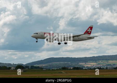 Zurich (Suisse), le 13 juillet 2023 les avions Bombardier CS-300 ou Airbus A220 de la compagnie aérienne internationale HB-JCO atterrissent sur la piste 14 Banque D'Images