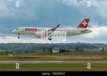 Zurich (Suisse), le 13 juillet 2023 les avions Bombardier CS-300 ou Airbus A220 de la compagnie aérienne internationale HB-JCO atterrissent sur la piste 14 Banque D'Images