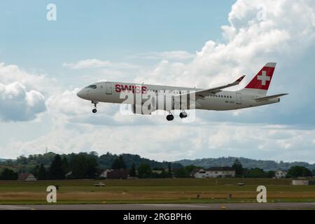 Zurich (Suisse), le 13 juillet 2023 les avions Bombardier CS-300 ou Airbus A220 de la compagnie aérienne internationale HB-JCO atterrissent sur la piste 14 Banque D'Images