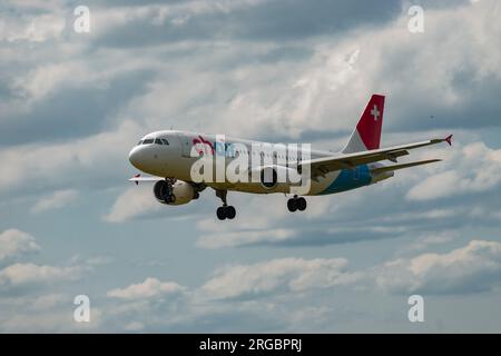 Zurich, Suisse, le 13 juillet 2023 l'Airbus A320-214 de la compagnie aérienne HB-JOS chair atterrit sur la piste 14 Banque D'Images