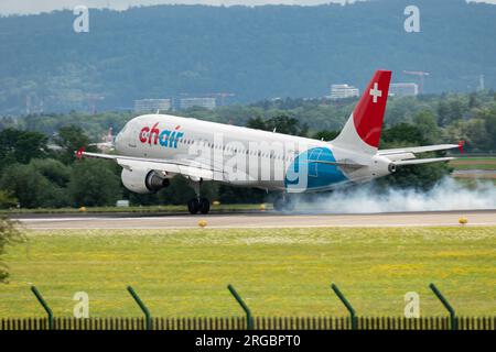 Zurich, Suisse, le 13 juillet 2023 l'Airbus A320-214 de la compagnie aérienne HB-JOS chair atterrit sur la piste 14 Banque D'Images