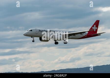 Zurich, Suisse, le 13 juillet 2023 l'avion Embraer E190-E2 de HB-AZG Helvetic Airways atterrit sur la piste 14 Banque D'Images