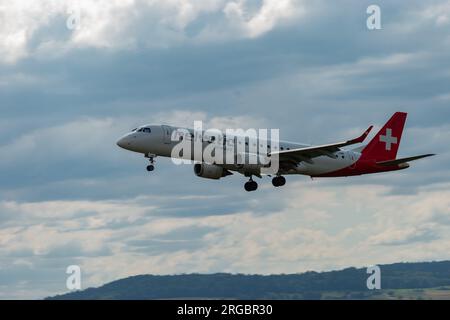 Zurich, Suisse, le 13 juillet 2023 l'avion Embraer E190-LR HB-JVN de Helvetic Airways atterrit sur la piste 14 Banque D'Images