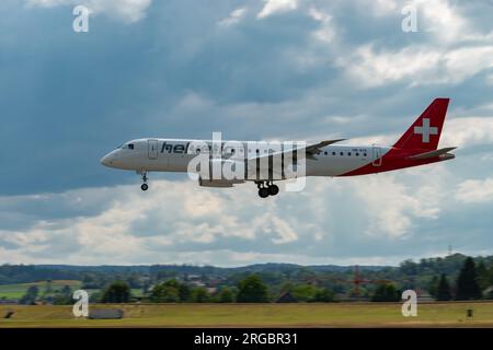 Zurich, Suisse, le 13 juillet 2023 l'avion Embraer E190-E2 de HB-AZG Helvetic Airways atterrit sur la piste 14 Banque D'Images