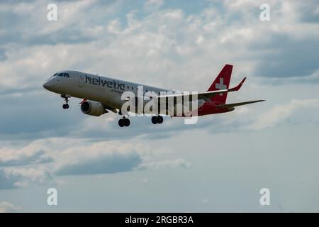 Zurich, Suisse, le 13 juillet 2023 l'avion Embraer E190-LR HB-JVN de Helvetic Airways atterrit sur la piste 14 Banque D'Images