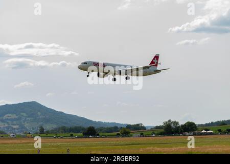 Zurich, Suisse, le 13 juillet 2023 les Airbus A321-111 de la compagnie aérienne internationale HB-IOD atterrissent sur la piste 14 Banque D'Images