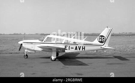 Piper PA-28R-200 Cherokee Arrow EI-AVH (msn 28R-7135151), à l'aéroport de Dublin en mars 1973. Banque D'Images