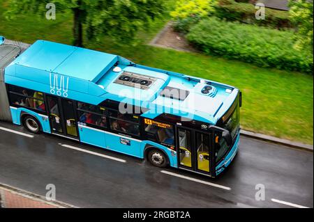 OSTRAVA, RÉPUBLIQUE TCHÈQUE - 21 JUIN 2023 : bus articulé Solaris Urbino 18 CNG dans les rues pluvieuses d'Ostrava avec effet de flou de mouvement Banque D'Images