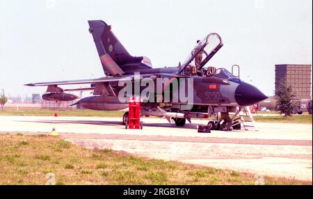 Aeronautica militaire Italiano - Panavia Tornado ECR MM7034 / 50-50 (msn 315/ECR./5043), de 155 Gruppo / 50 Stormo, à la base aérienne de Ghedi - LIPL, Italie, le 31 mars 1998. (Aeronautica militaire Italiano - Aviation italienne). Banque D'Images