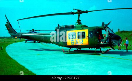 Luftwaffe - Dornier-Bell UH-1D 71+57 (msn 8217), de Hubschraubertransportgeschwader 64, à la base aérienne de Nordholz pour une exposition aérienne le 18 août 1996. (Remarque : le D est destiné à l'Allemagne et n'est pas lié à l'armée américaine UH-1D). Banque D'Images