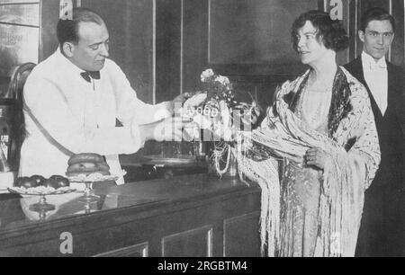 Kate Evelyn 'Ma' Meyrick (1875 -1933), une femme d'affaires irlandaise et 'Reine' de la scène de discothèque londonienne, photographiée au '43' avec Hugo, le célèbre barman là-bas. Elle dirigeait '43', un club de jazz de fin de soirée au 43 Gerrard Street à Soho, a été poursuivie à plusieurs reprises pour avoir enfreint les lois sur les licences et est allée en prison pour avoir soudoyé des policiers pour ignorer ces violations. Son livre "secrets of the 43" a été interdit à sa publication en 1933. Trois de ses filles ont épousé des pairs du Royaume. Banque D'Images